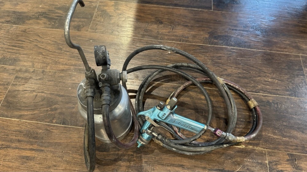 Binks Model 80-228 Pressure Pot & Binks Mach 1 Paint Gun