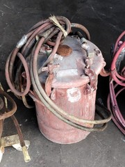 4 x Binks & Other Paint Pressure Pot s Tank s – 1 has an agitator