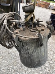 Devilbiss pressure pot for industrial painting used w/hose and gun