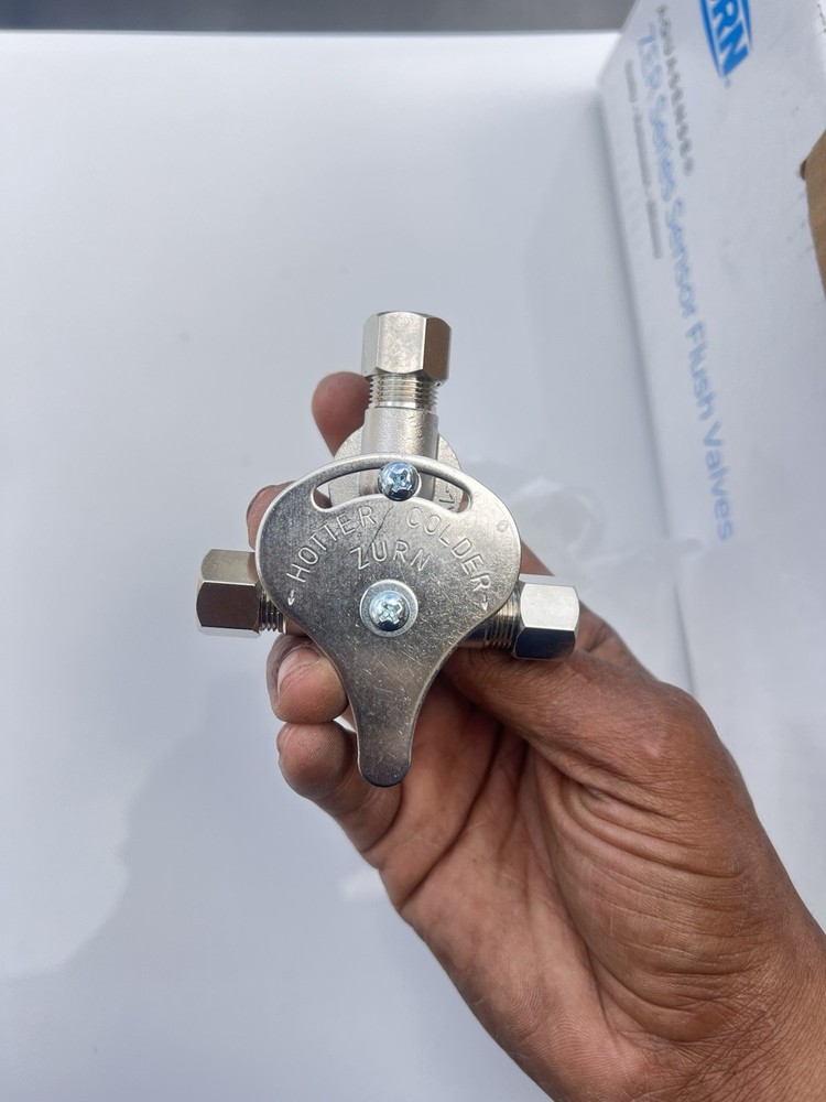 Zurn P6900-MV-XL Mixing Valve with Filter for Sensor Faucets 3/8″ compression