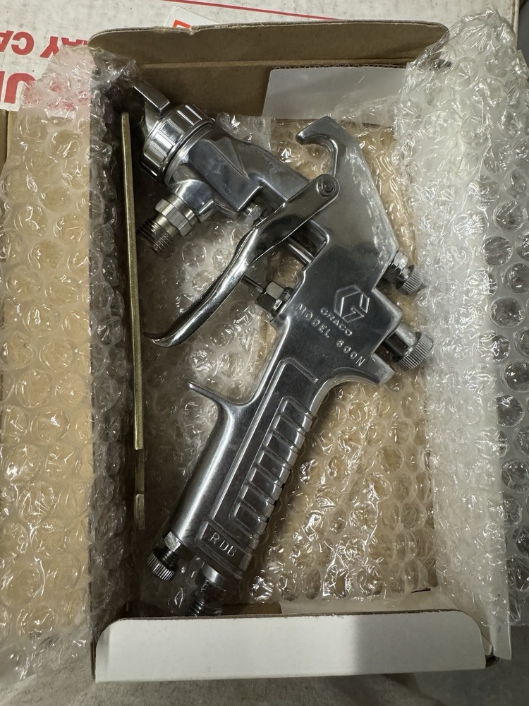 DeVilbiss- JGA 502 Pressure Paint spray gun 704 binks