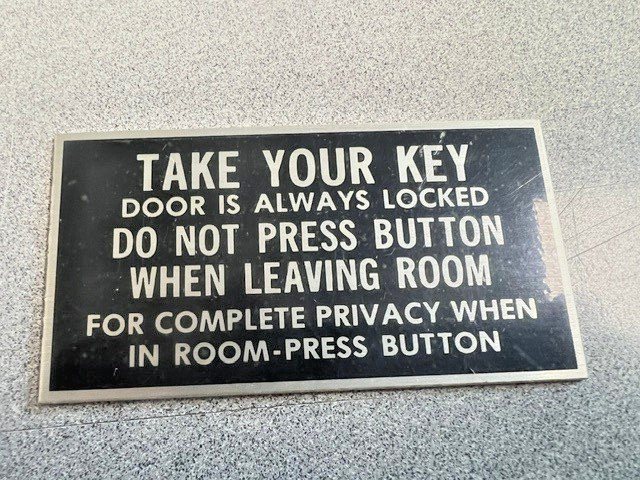 PRIVACY KEY LOCKING DOOR SIGN WARNING (SELF STICKING)
