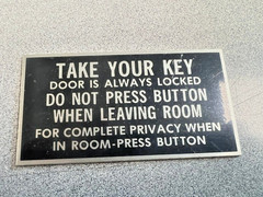 PRIVACY KEY LOCKING DOOR SIGN WARNING (SELF STICKING)