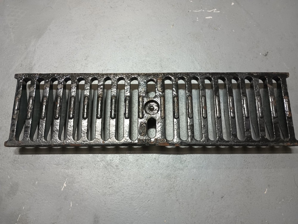 ZURN DIN KL E600 20″ x 5-3/8″ Epoxy Coated Ductile Iron Trench Grate DINKL