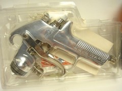 DEVILBISS- JGA 503-FF PRESSURE POT PAINT SPRAY GUN AND EXTRA PARTS NEW OLD STOCK